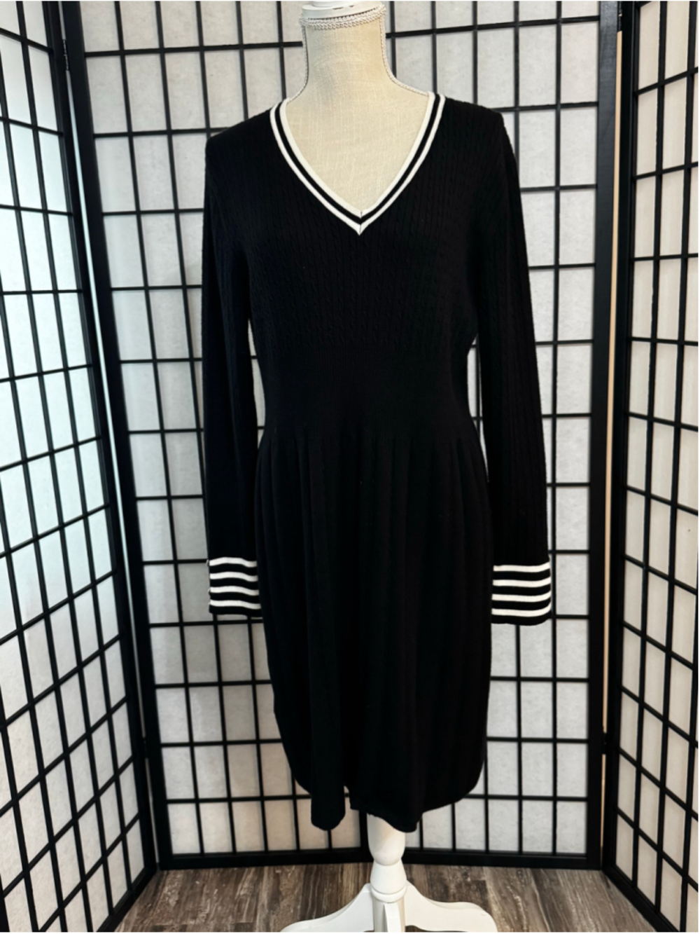 Tommy Hilfiger Women's Black and White V-Neck Long Sleeve Midi Dress Size XL